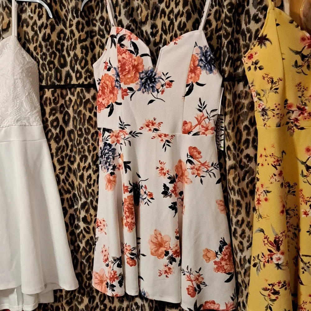 Dresses - Picture 3 of 4